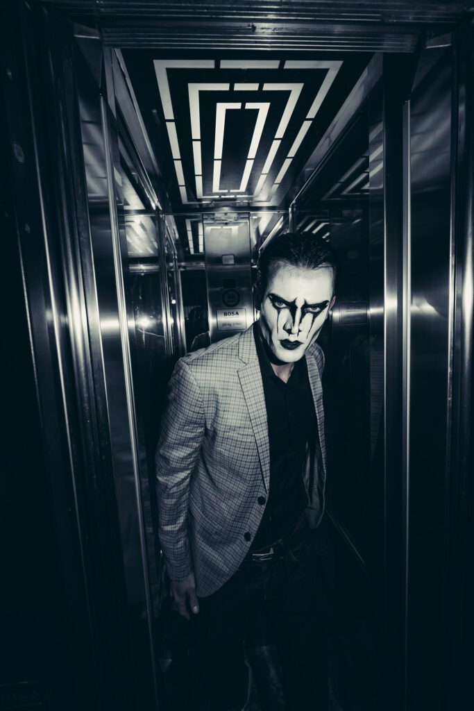 R4A08805v1 2000 lower